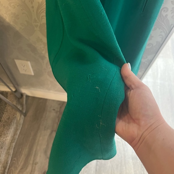 Gown by Oscar de le Renta - Picture 2 of 7